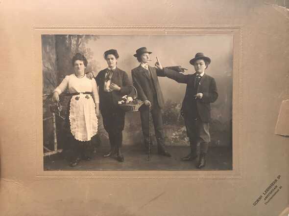Henriëtte van Dal-Rodrigues de Miranda (helemaal rechts) met verder onbekend theathergezelschap