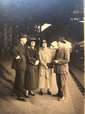 Gerrit van Dal samen met zijn vrouw Henriëtte van Dal-Rodrigues de Miranda links op de foto (andere koppel onbekend)
