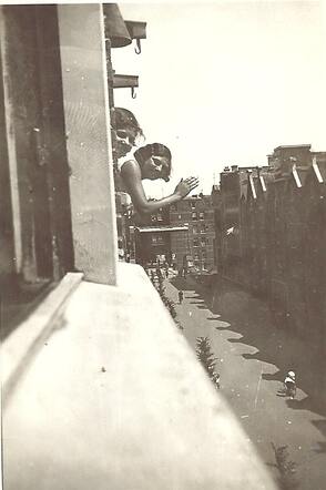 2. Rebecca van West met zus uit het raam van de ouderlijke Woning in de Nieuwe Uilenburgerstraat Amsterdam.jpg