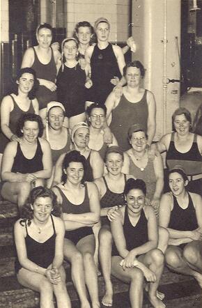 4. Zwemvereniging de Watervrienden vooraan 2e van links Marianne (Jannie) van West met daarnaast schoonzus Marietje van West.jpg