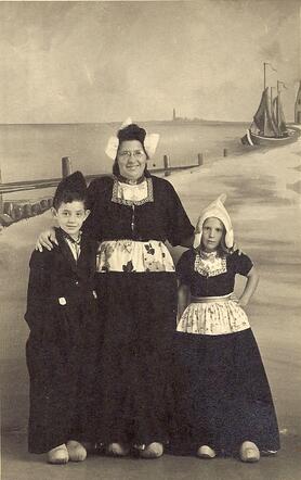 6. Marianne Halberstadt- van West met zoon Juda Abraham links en Nellie Mooren (dochter van d oorlogspleegouders van Ab rechts.jpg