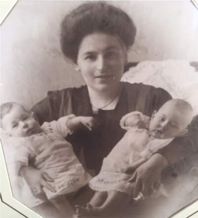Sophia (links) en Esther Cohen als baby met hun moeder Sientje Cohen-Jacobij