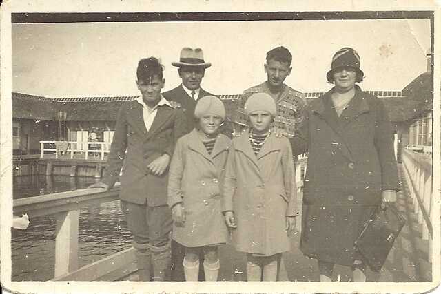 1. Abraham, Levie, Mina, Clara, Isaäc, Vrouwtje van West (rond 1930).jpg