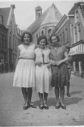 Cohen Greta Eva Granaada (r) Eva Wijnberg (l).JPG