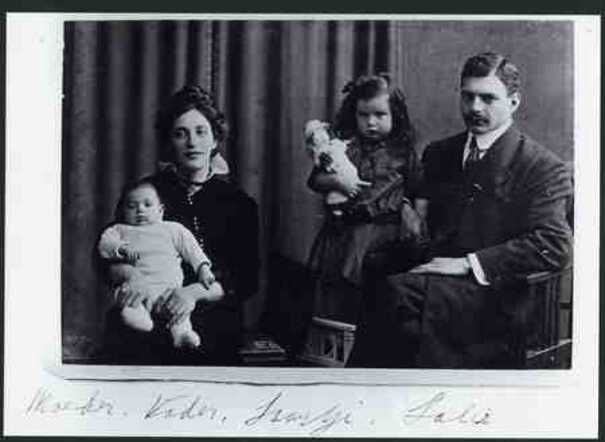 Barend en Sientje Santen-Menko met hun kinderen Sal en Saartje.jpg