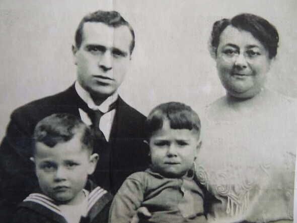 Bernard Wolf 1884-1942 (2de huwelijk) en Debora Wolf Manheim 1880-1943  en hun 2 zoons.