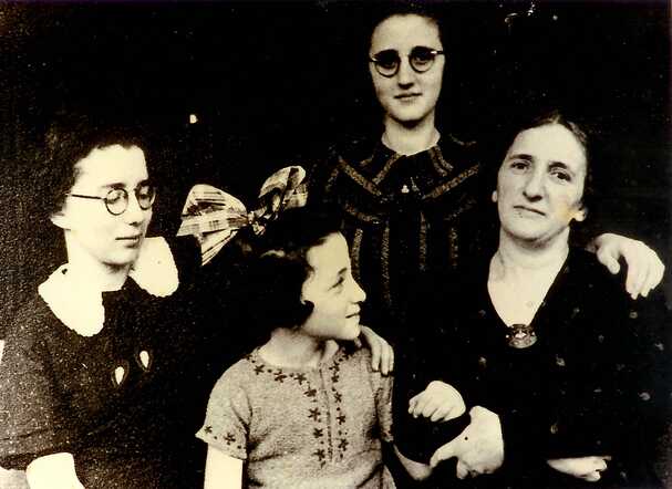 Mirjam Henriëtte Cohen (middle), with her mother Sara Cohen-Brandon and her sisters Greetje and Keetje Cohen