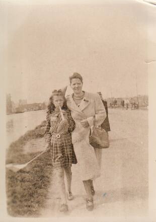 Oma Baas met Sonja bevrijding.jpg