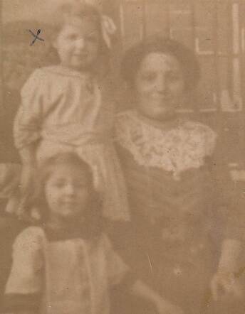 1912 Chaje Trobuschicht met dochters Sophie (midden) en Sientje.jpg