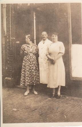 1939 A Bas met dochter Sientje en schoondochter Rie.jpg