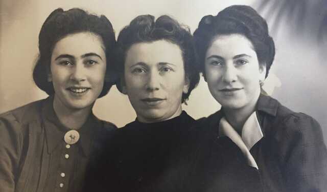 Rientje Hartog - de Haan (midden) met haar dochters Tina (links) en Mathilde (rechts).