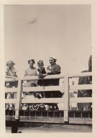 oma Sophie, haar moeder en Oom Ab en zuster Sonja in wagen1939_20190828_0001.jpg
