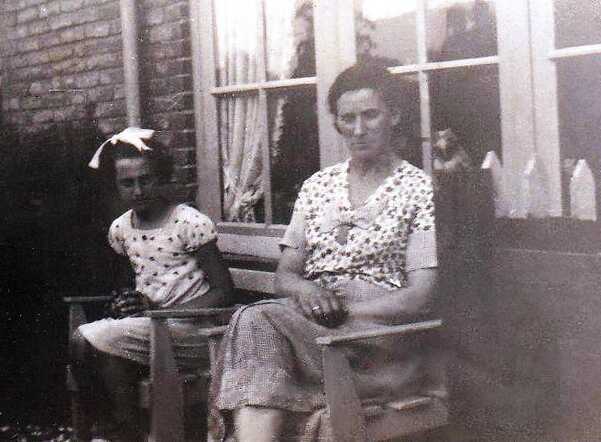 Elisabeth Beesemer-Barend and her daughter Henny.