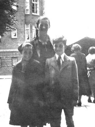 Elisabeth Beesemer-Barend and her children Henny en Isaac.