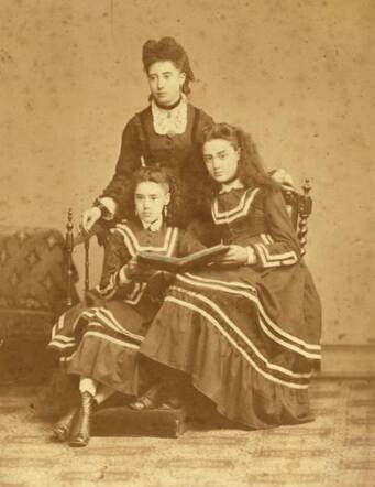 Portretfoto van Marianne, Carolina en Sophie Duparc, dochters van Hester Duparc-Benjamins en Hessel Mozes Duparc, circa 1875 