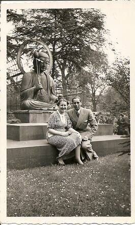 1938, met toekomstige echtgenoot Rudi Lobatto in Artis