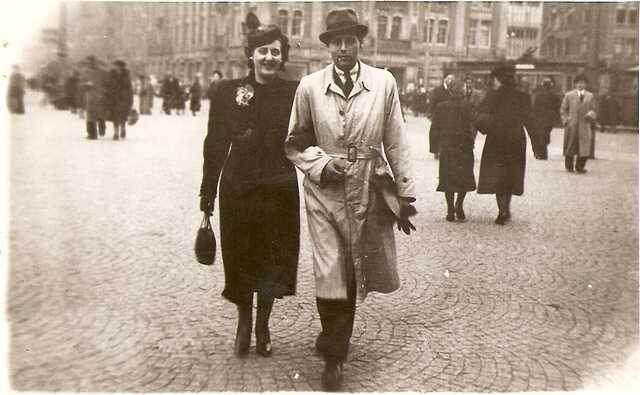 Dam 1939 'Rudi net van de trein gehaald' (staat op achterkant van de foto geschreven) 