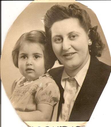 1941 Estella Lobatto met dochter (en mijn moeder) Jeannine (14-05-1940) 