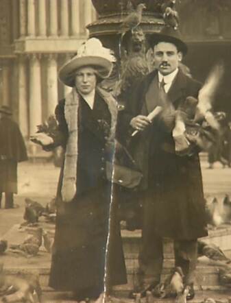 Leon Louis Akker en zijn vrouw Antje Serphos op  huwelijksreis in 1912 in Venetië.