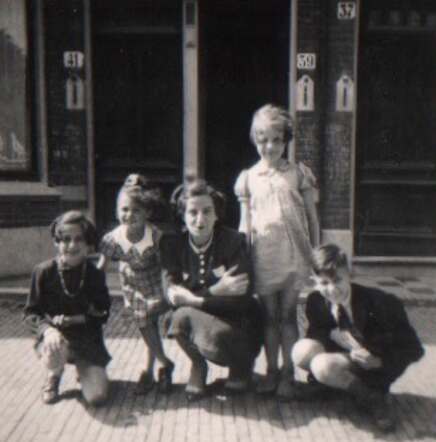 from the left: Sara Khonraad, Loesje Eliazar, Betje Khonraad Davidson, Nora van den Berg and Levie Khonraad