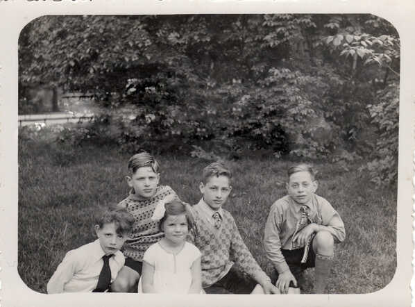 Helemaal rechts Ies de Paauw, hier met zijn neven en nichtje, van wie Bobby en Letty Pinto (linksonder), kinderen van Levie Pinto en Roza Pinto-Bachrach, de oorlog niet overleefden. Daarboven Dago en Gerdo Steenis: kinderen van Willem Steensi en Sophie Steenis-Bachrach.