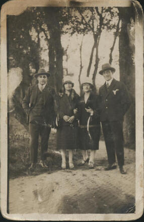 Izak en Judith Cohen-Vreeland. Links: Izak Cohen, 2e van links: Judith Vreeland.