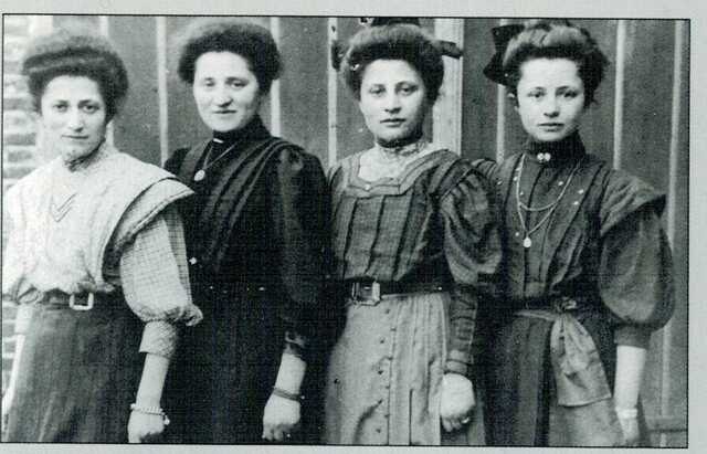 v.l.n.r Hendriejette Benninga, Betje Turksma-Benninga, Rozette Turksma-Benninga en Frouwktje Benninga