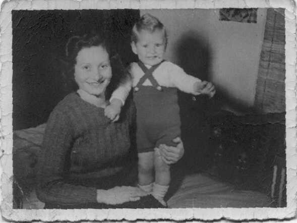 Harry Bernstein met zijn moeder Pesia Bernstein-Flüssig
