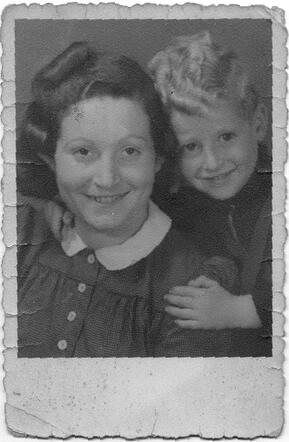 Harry Bernstein met zijn moeder Pesia Bernstein-Flüssig