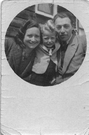Harry met zijn ouders Pesia Bernstein-Flüssig en Josef Bernstein.jpg