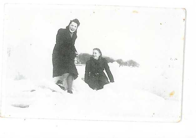 Lotte en Anny op bevroren Merwede 1942.jpg