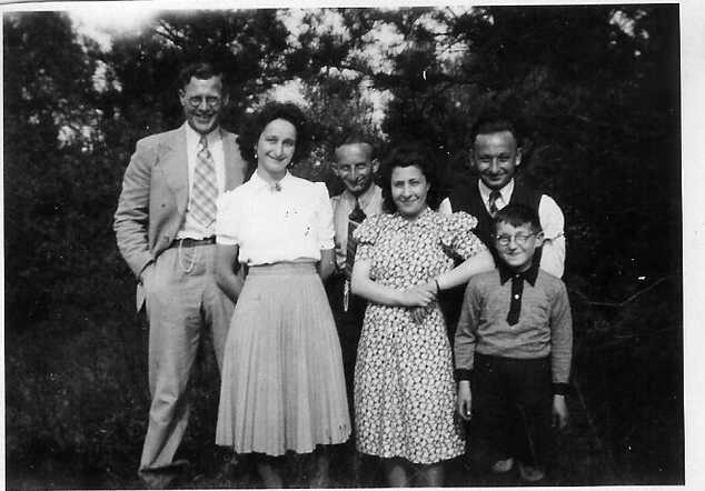 Louis Weijl, geheel links op de foto, in 1941 op bezoek bij familie in Almelo.