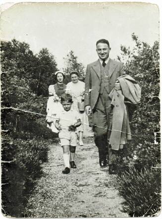 Bernard Jacob de Beer met zijn vrouw en zoontje.jpg