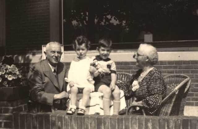 Wolf en Rebekka Peper-de Jong met twee van hun kleinkinderen.jpg
