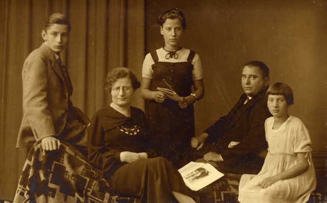 Vlnr Jozef Marcus, Esther B-Cohen, Saartje, Salomon, Betje Sophie Boektje.jpg