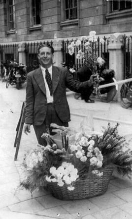 Emanuel Andriesse had een bloemenstal tegenover het stadhuis van Rotterdam