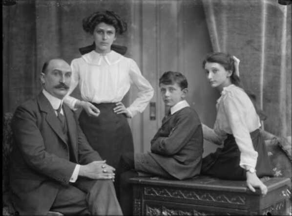 Eduard David Elias in 1913 met zijn vader David Marcus en 2 zussen Olga en Dora