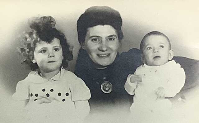 Esther Poppelsdorf-Schuitevoerder met dochter Roosje en zoon Johnny.