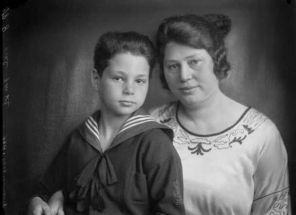 Jacob Schaap met zijn moeder in 1922
