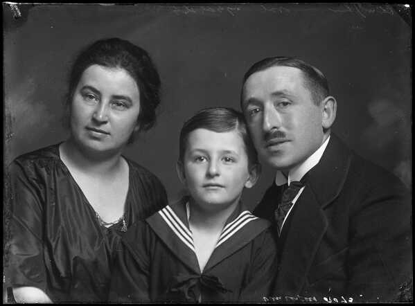 Frieda Engers-Weinberg met haar man en zoon