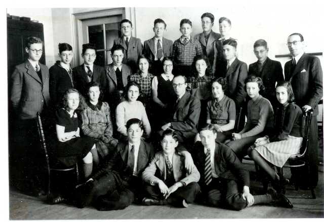 HBS Klas 2A van het Joods Lyceum in Den Haag, schooljaar 1941-1942.