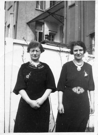 Esther Boektje-Cohen (links) en Sophia Jakobs-Cohen.jpg
