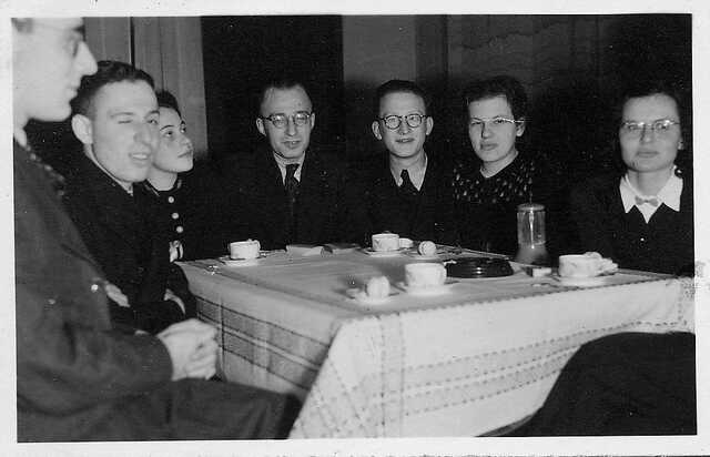 Boektje Garden Room Vlnr onbekend, onbekend, Hansje Pinas,  Maurits Nathan Troostwijk, mogelijk Nathan Trootswijk, Eveline Pinas,  Saartje Jakobs.jpg