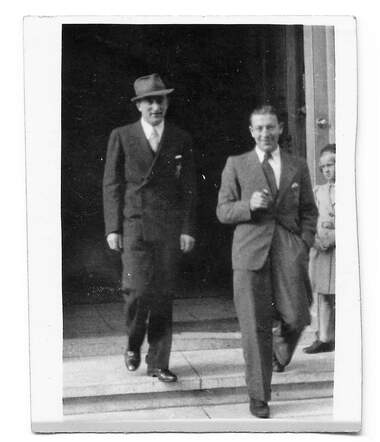 Davidson Jakobs civil weddings. Linksachter Walter Davidson, rechtsvoor Abraham of Marthijn Wijnberg..jpg