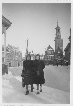 Esther Boektje-Cohen en Saartje Betje Boektje op Nieuwe Markt Kampen winter 41-42..jpg