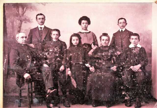 Vader Israël Jakobs, Daniël, Herman, Johanna, Rosa,  moeder Betty, Gerson, Maurits..jpg