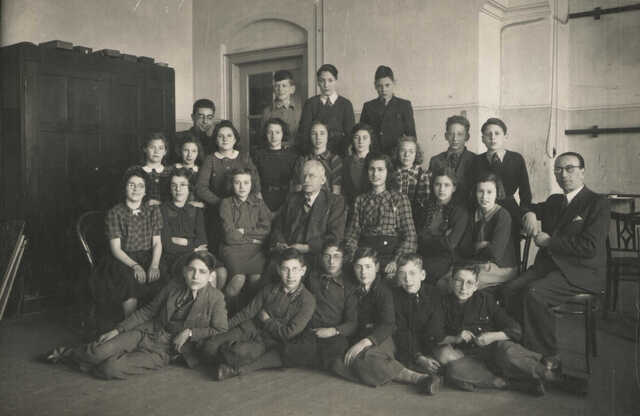 boeken_louis_carol_10_03_1929_klassenfoto.jpg()(A663D09D9FEC04B370D5900E86BAC139).jpg