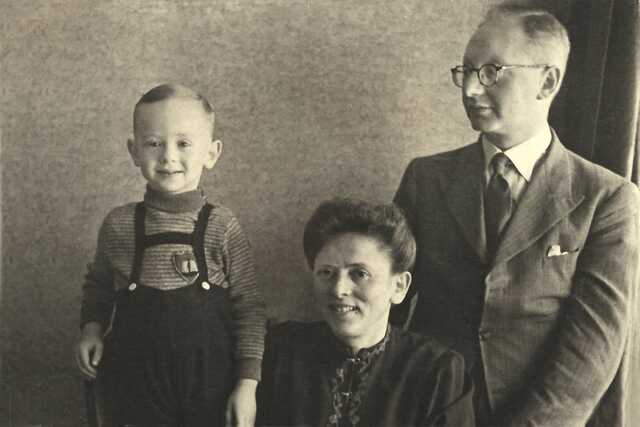 Moritz Fenichel met zijn vrouw en zoontje.jpg