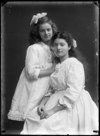 Clara Veerman (rechts) met haar jongere zusje Fanny, 1917.jpg