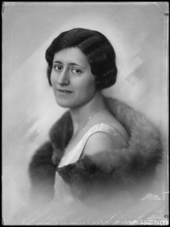 Henriette Lezer-Fischel, 1930.jpg